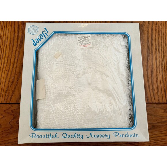 VTG NOS RARE Docofil White Elegant Waffle Baby Nursery Blanket Acrylic Fringe - Picture 1 of 6